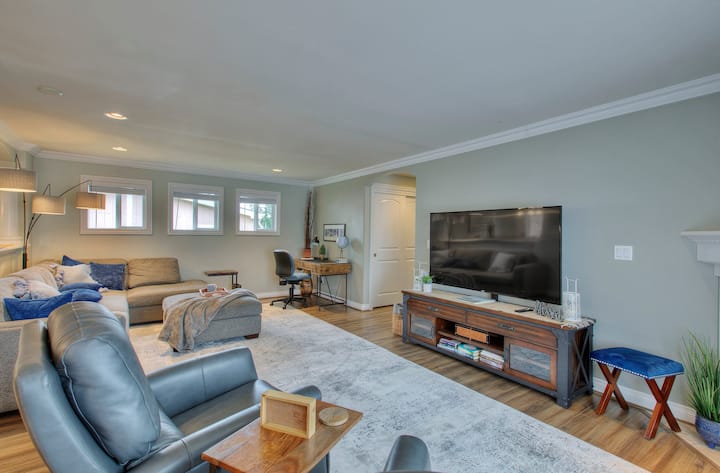 Very large living room for relaxing and entertainment