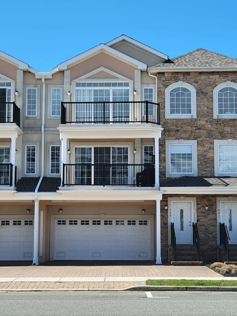 150 steps to North Wildwood Beach - 4 Bdrm 3 Bath