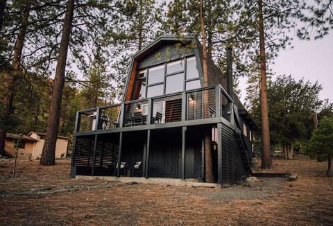 Designer Cabin: Spa, Private Rd, EV, Pet Friendly