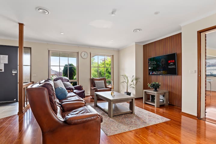 Huge Family Home! 5 mins/Airport, 15 mins/City