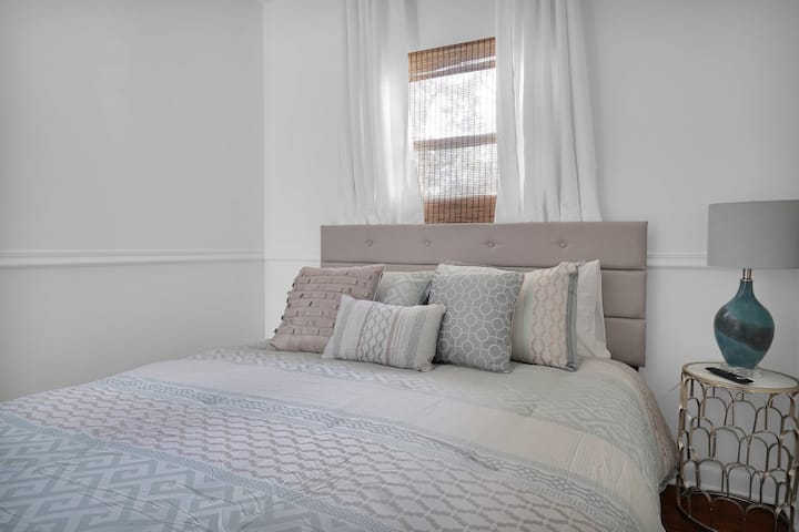 Primer dormitorio con un televisor completamente nuevo
