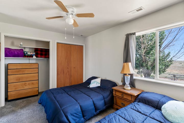 第二间客房，带梳妆台