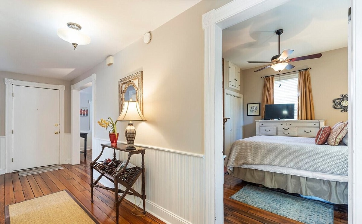 Pasillo muy bien iluminado con una variedad de libros y revistas para elegir.