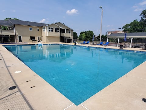 Private olympic pool & tennis courts. Spacious!!