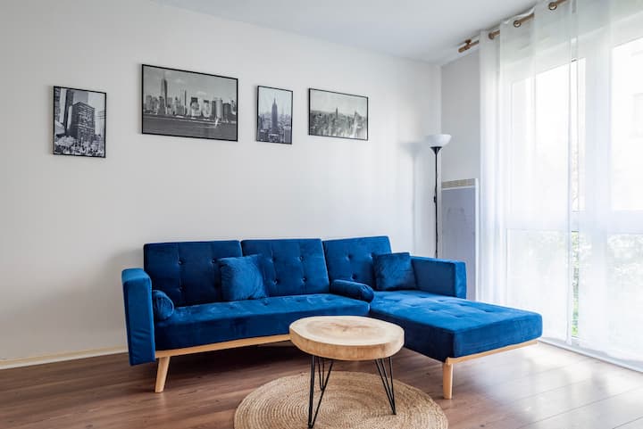 غرفة المعيشة الحديثة: زاوية أخرى لغرفة المعيشة الواسعة والمشرقة، مثالية للاسترخاء بعد يوم حافل.