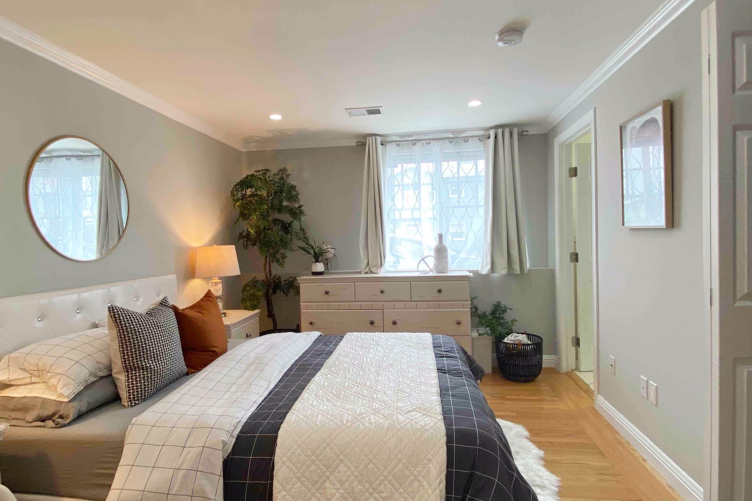 Cozy 3/2 private unit with charming yard relax - Image 8