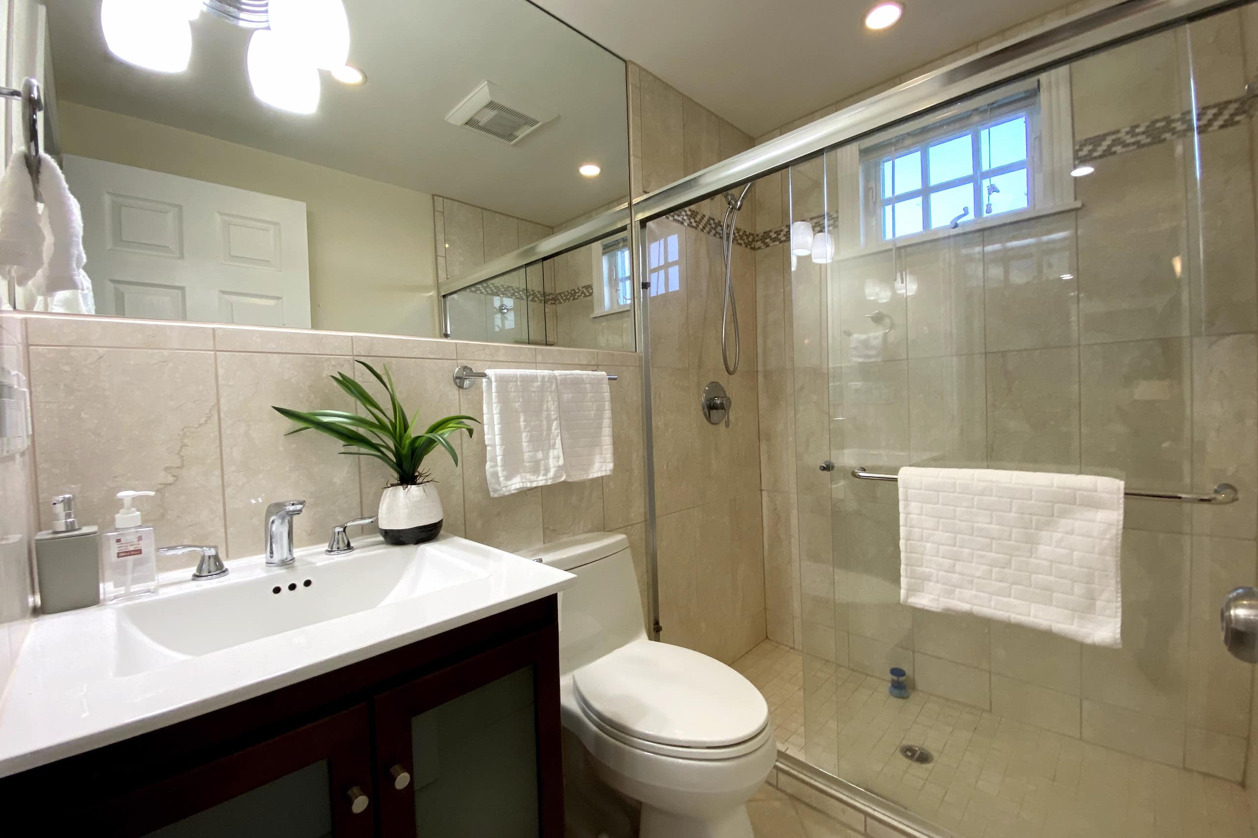 Cozy 3/2 private unit with charming yard relax - Image 18