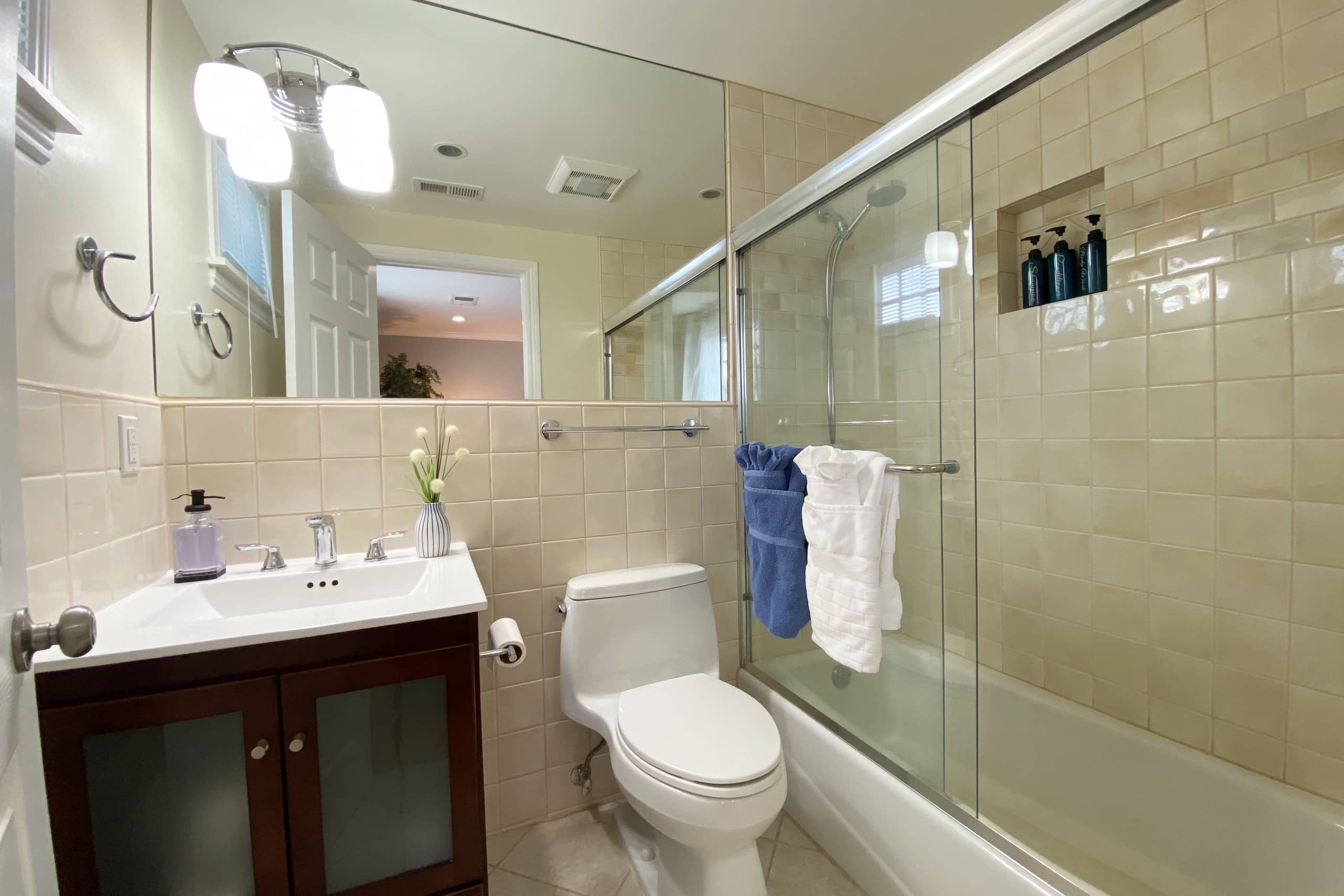 Cozy 3/2 private unit with charming yard relax - Image 11