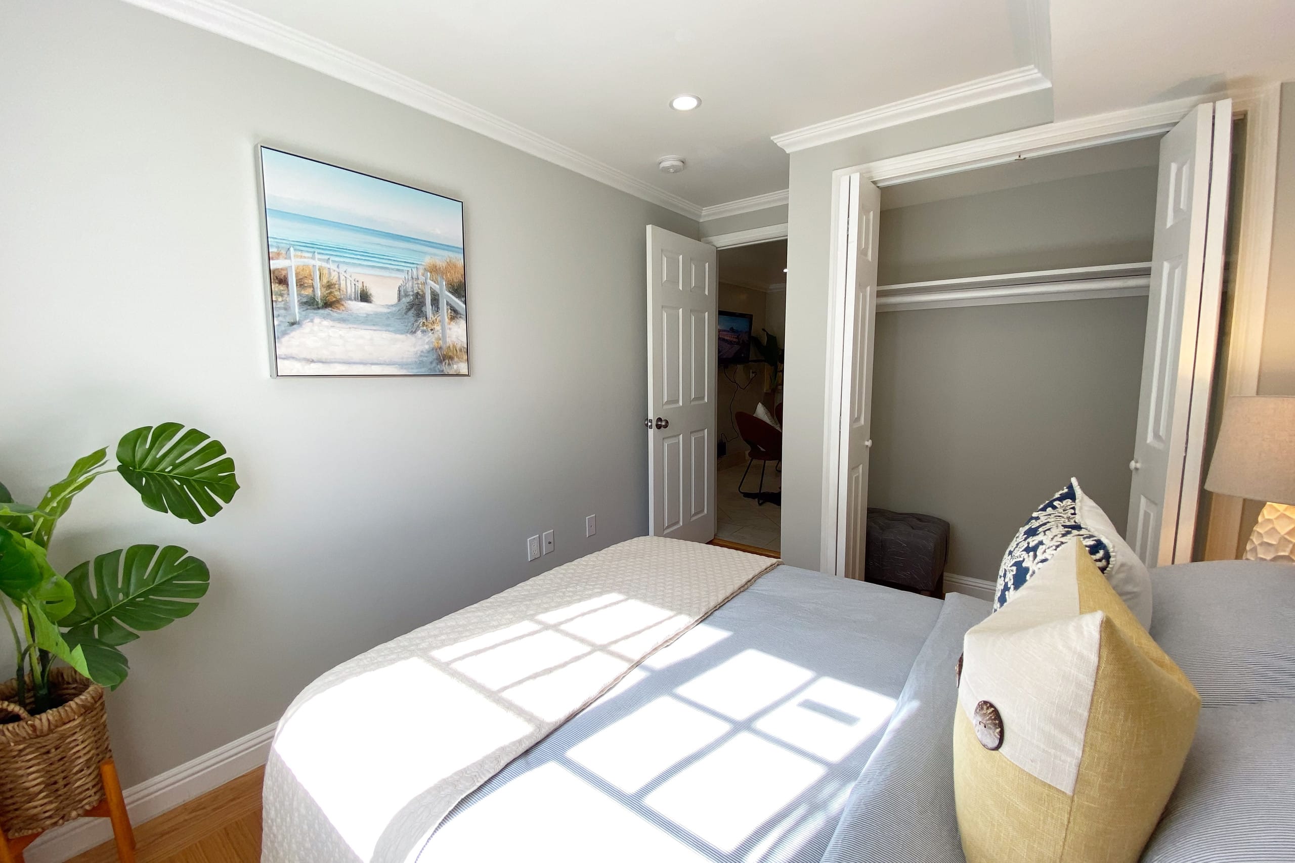 Cozy 3/2 private unit with charming yard relax - Image 17