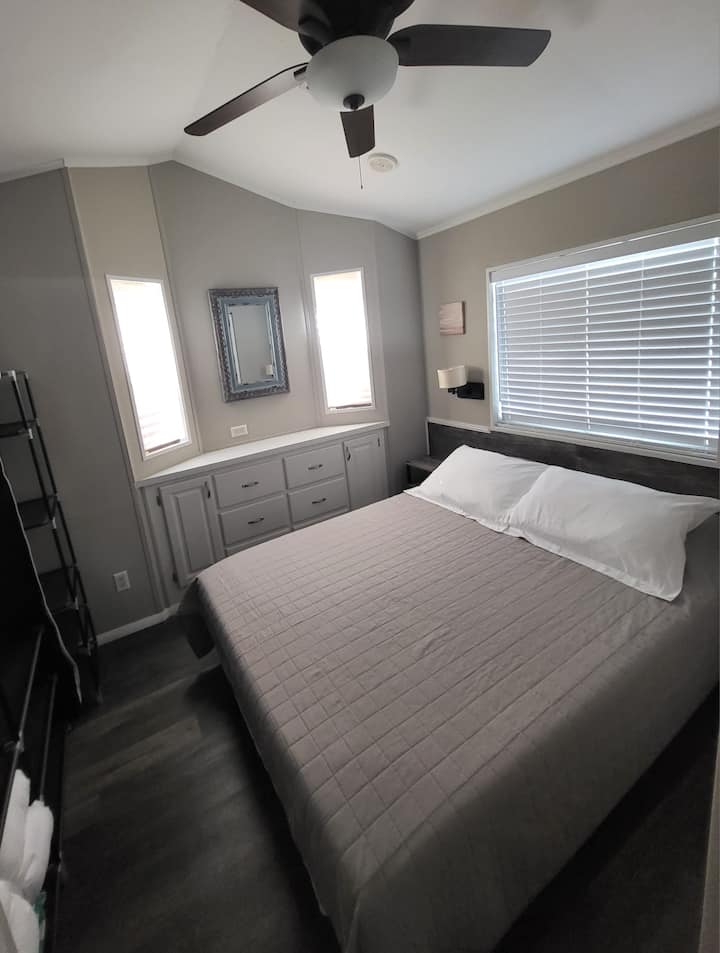 Slaapkamer met queensize bed