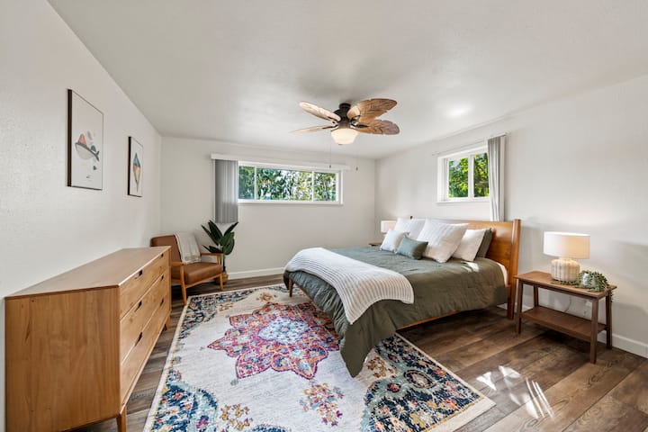 غرفة نوم 1 بسرير ملكي ومروحة سقف 