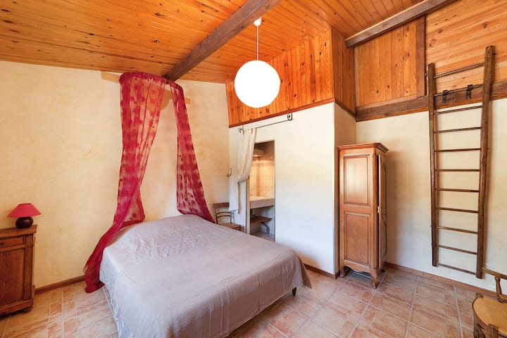 dormitorio con cuarto de baño 