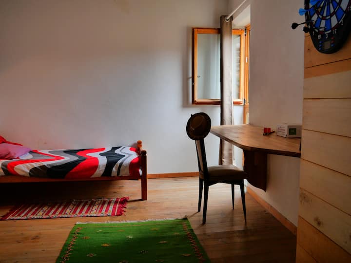 La chambre avec 1 lit simple et 1 matelas au sol 
