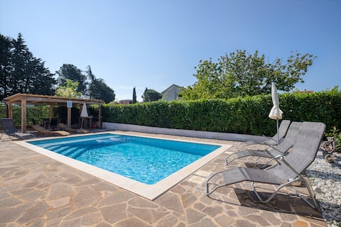 Villa Luka with pool near Baredine