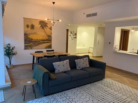 Successful Airbnb property: Stunning light filled 1. 5 bed apt. Marina views in Dubai