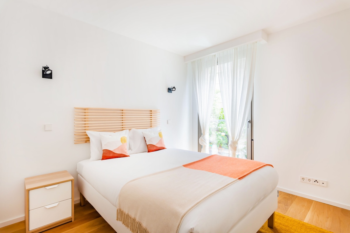 Chumba cha kulala na kitanda cha watu wawili