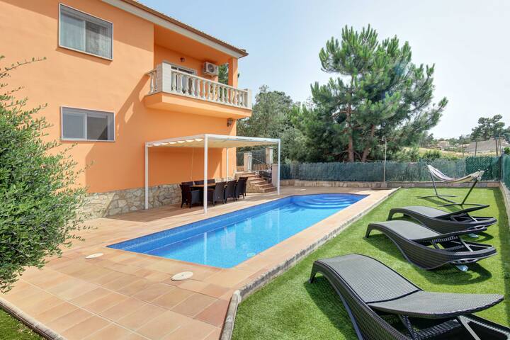 VILLA ROSES with swimming pool & mountain view gallery image 2
