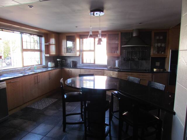 Sunny, Spacious 3 bedroom home with Study & Pool gallery image 4