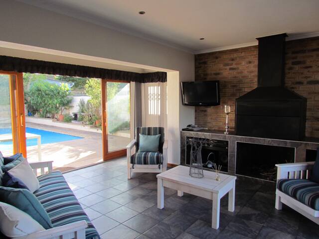 Sunny, Spacious 3 bedroom home with Study & Pool gallery image 2