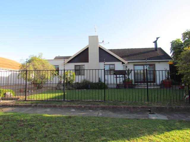 Sunny, Spacious 3 bedroom home with Study & Pool