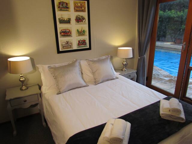 Sunny, Spacious 3 bedroom home with Study & Pool gallery image 5