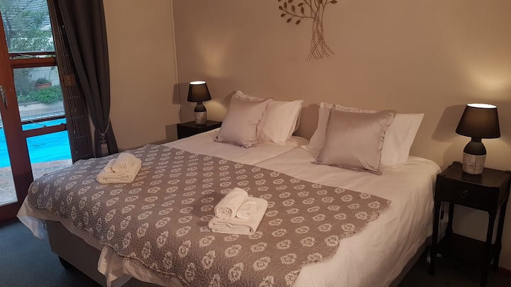 Основна спалня с две 3 - четвърти легла, които се разделят на две или подредени заедно, образуват гигантско двойно легло king size.