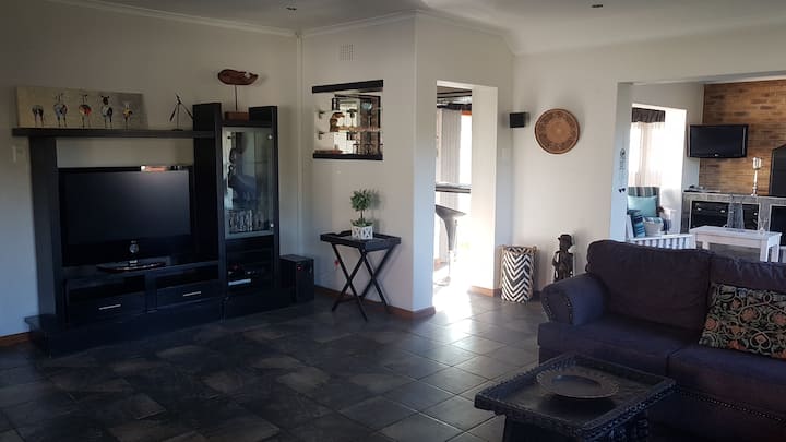 Семейна стая и бар.