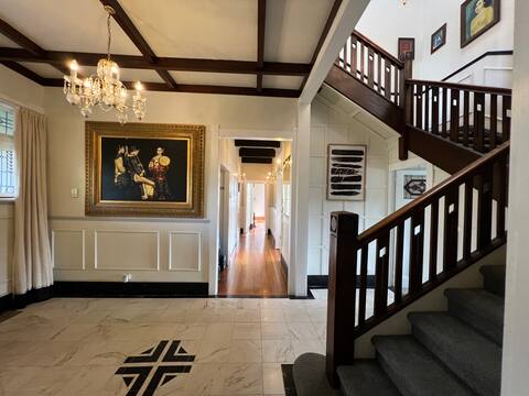 Charming Riverview Manor - Retreat in the City