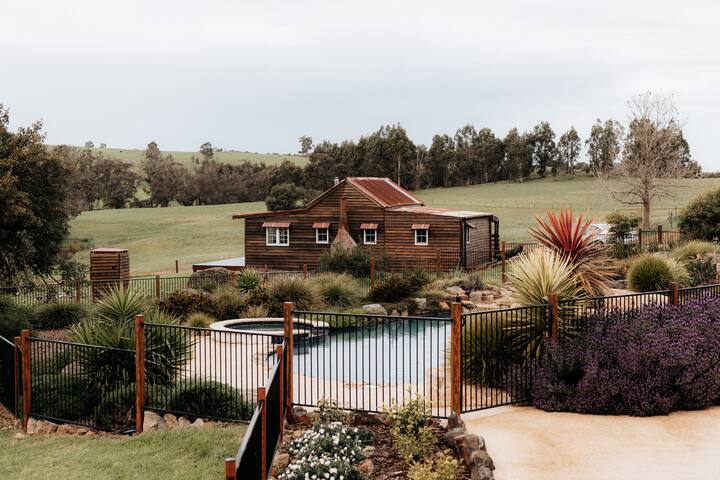 Historic Cottage Farm Stay at Dalmore Estate