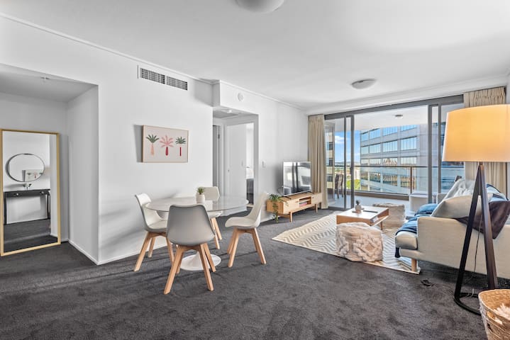 Top of the Town! 2Bed/2Bath/1Car/Balcony/Views~CBD