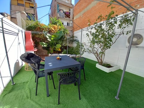 Airbnb con mejor rendimiento: Right next to the beach, and Las Ramblas is a 15-minute train ride away! en Sant Adrià De Besòs