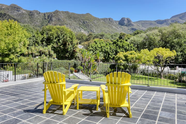 Luxury 5-Bedroom Villa in Upper Constantia gallery image 3