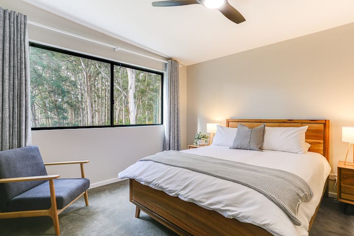 Karri Forest Vista-peaceful home with forest views gallery image 3