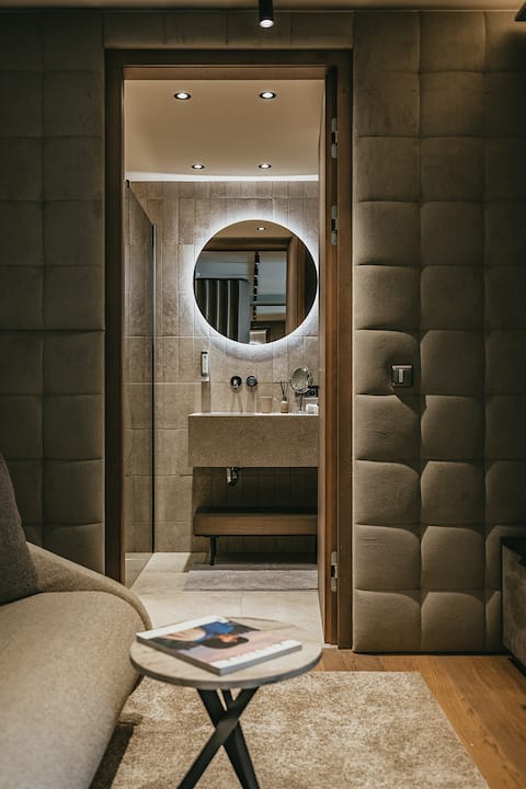 Top Airbnb: Black Eagle: Luxury Alpine Loft w/ Full Amenities in Mayrhofen