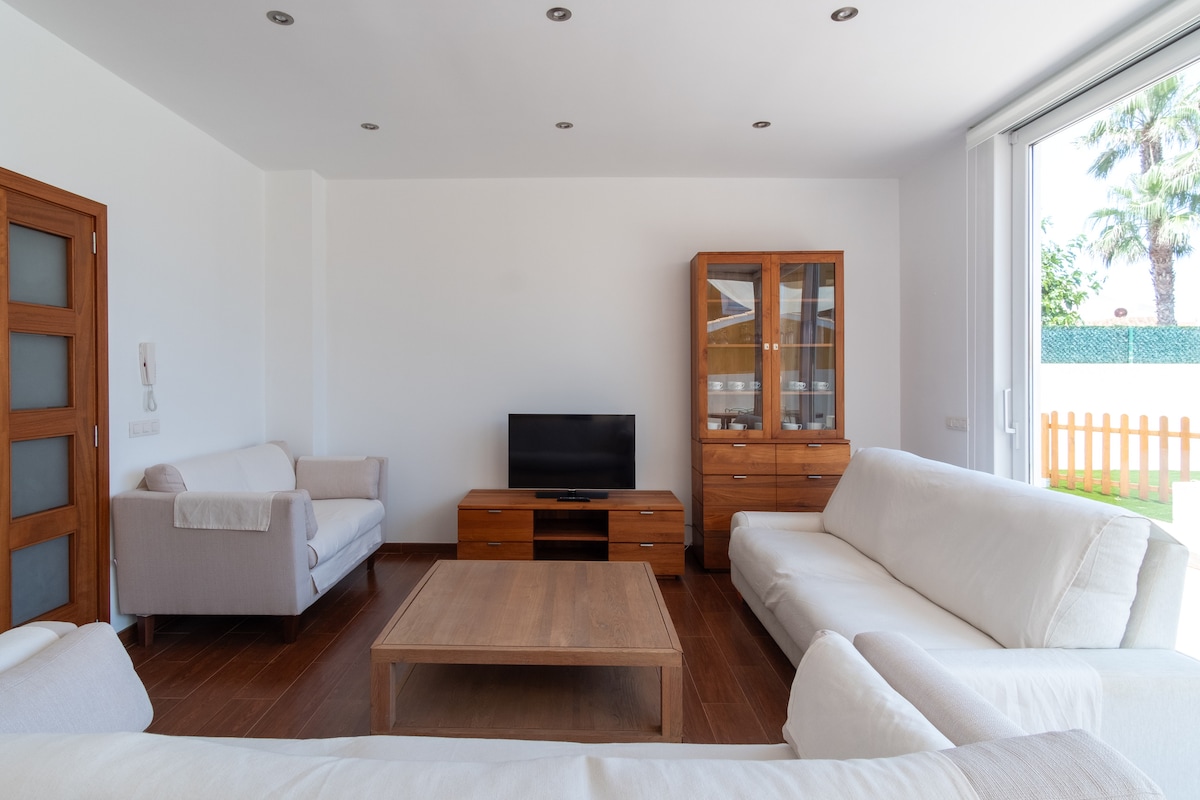 Popular Airbnb listing: VILLA HOUSES-High quality villa with pool and garden in Ciutadella