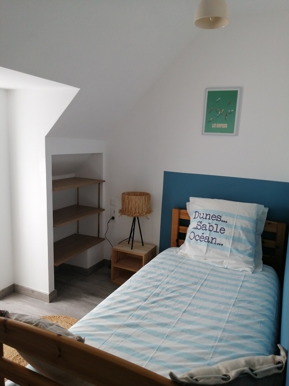 Chumba kidogo cha kulala ghorofani kwa mtoto au kijana. 