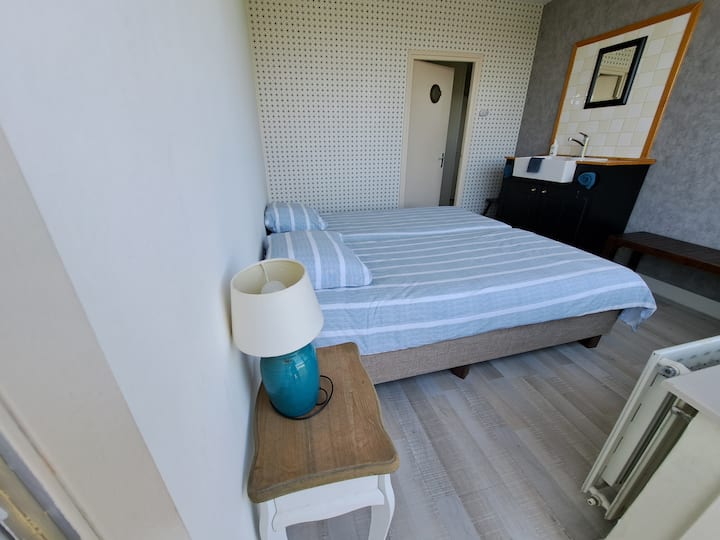 Slaapkamer 2 - foto 1:

2 bedden (2/8)
Deze kamer heeft naast wasbak ook een klein balkon (max. 3 personen op balkon).