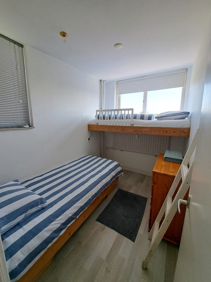 Slaapkamer 2 - foto 2:

2 bedden (2/8)
Bed voorzien van uitvalrekje. Echter is het bed niet geschikt voor de allerkleinste.
Babybedje aanwezig.

Uitvalrek kan ervan af geklikt worden, indien u er geen gebruik van wilt maken.