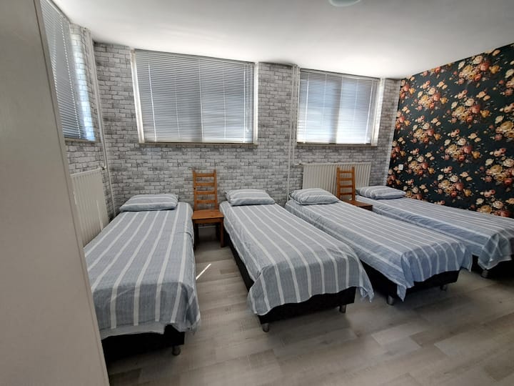 Slaapkamer 1 - foto 1:

4 bedden (4/8)
Bedden zijn bij aankomst opgemaakt.