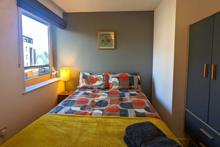 Პირველი საძინებელი დერეფნიდან. Ორადგილიანი საწოლი. ლამაზი და ნათელი გარდერობითა და უჯრებით.