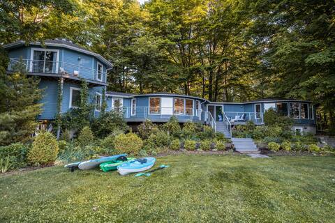 Chic & Comfy Riverfront Gem: Hot Tub ~ Scenic View