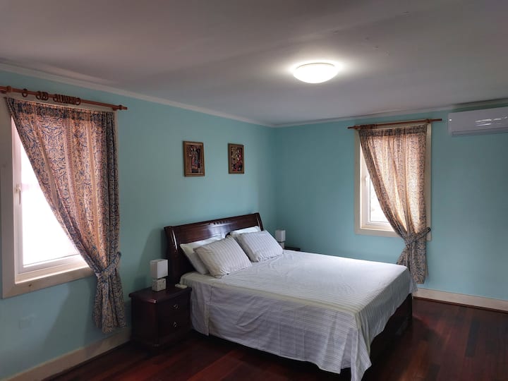 חדר שינה עם שני אנשים. קינג בוקס ספרינג, חדר רחצה צמוד וארון כניסה