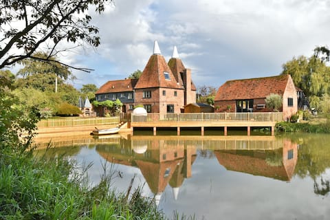 The Vineyard Oast, 10-bedrooms. Sleeps 25