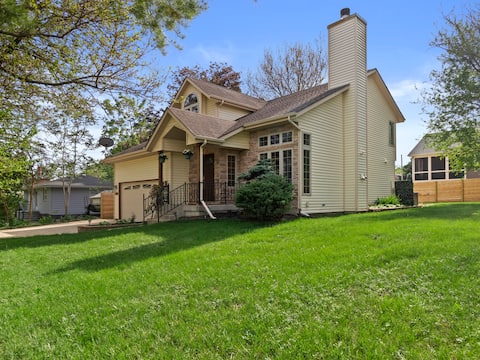 Walk 2 lake, HOT TUB, pool table, bikes & kayaks