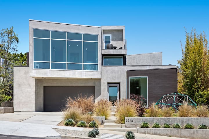 Large Modern House by Santa Monica + Venice