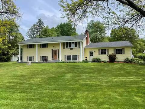 Cheerful pet friendly home in the Fingerlakes!