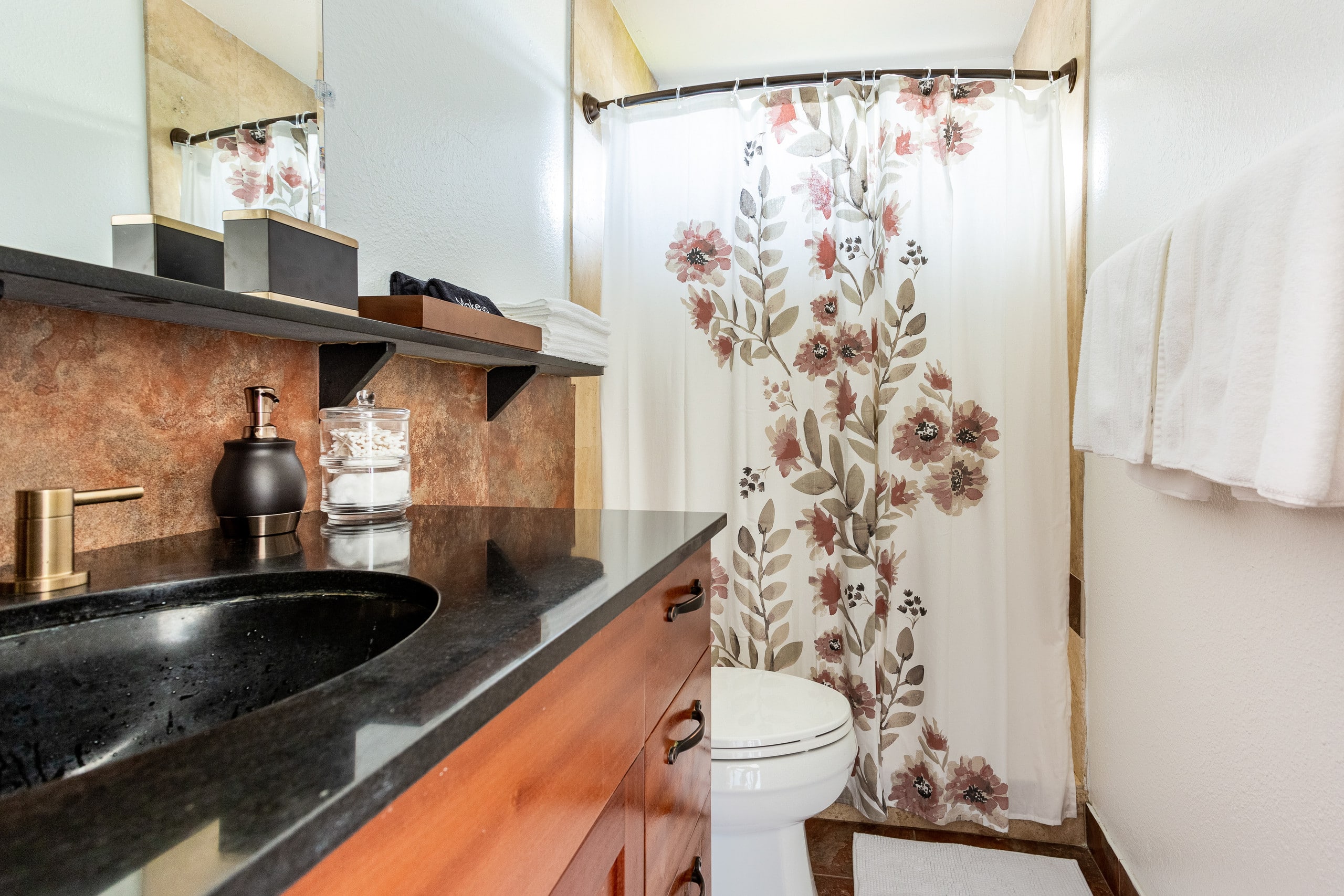 Bungalow D* Laid‑Back Cozy* 2BD*AC*Across Beach - Image 16