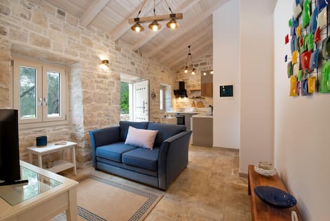 Top performing Airbnb: A traditional stone house. Neradu House. in Δήμος Παξών