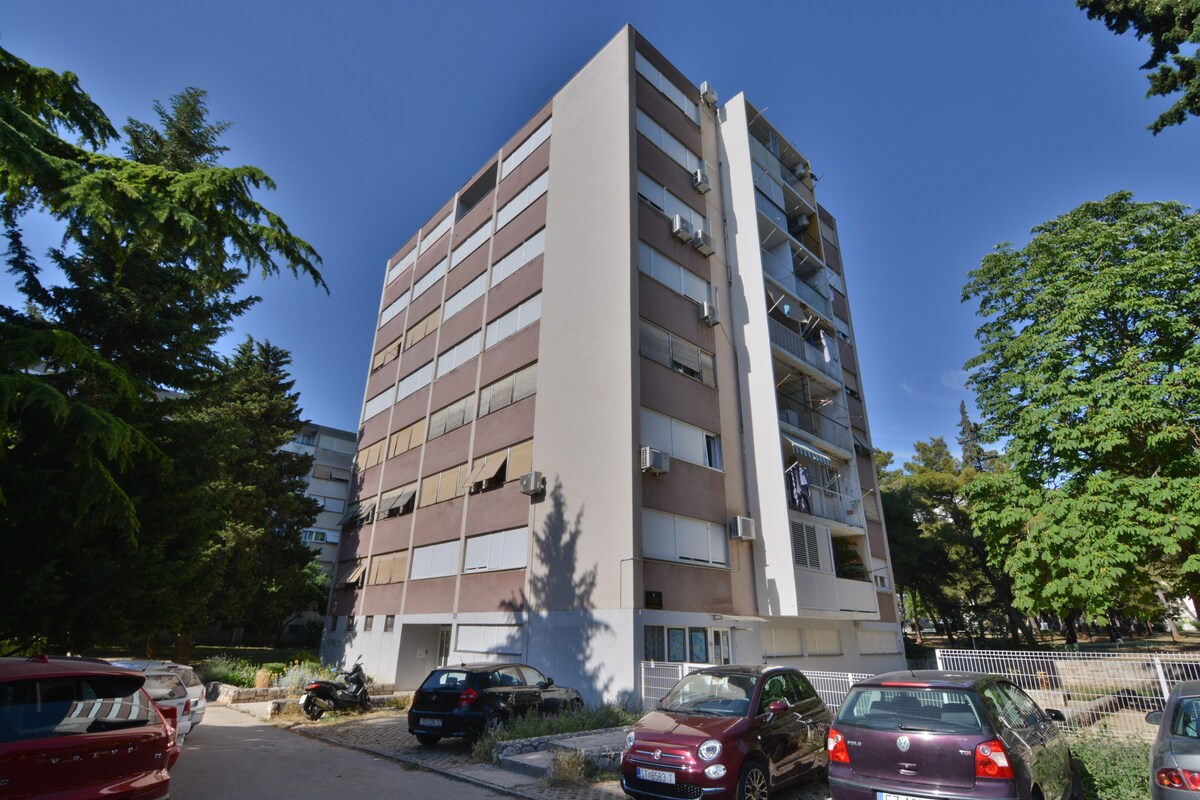 Parkview apartment with balcony