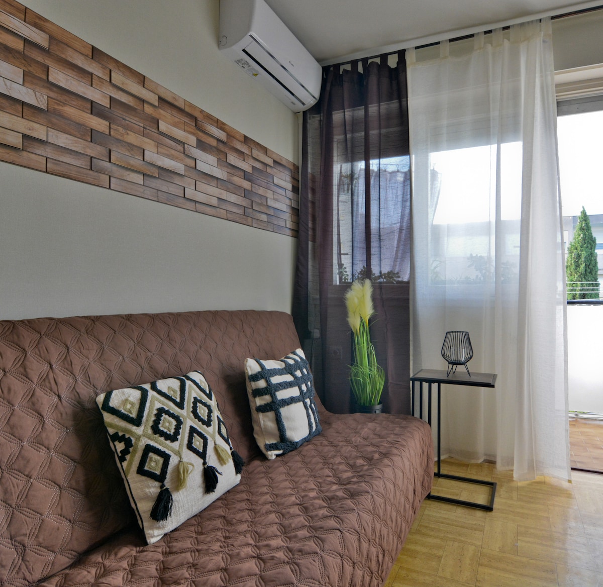 Parkview apartment with balcony